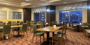 Sarapan dan makan malam dihidangkan, lautan 