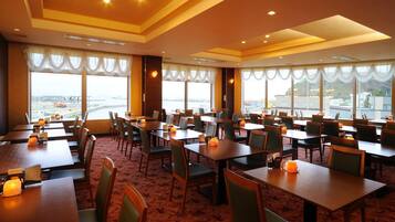 Breakfast and dinner served, sea views