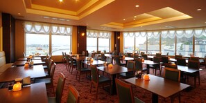 Breakfast and dinner served, ocean views 