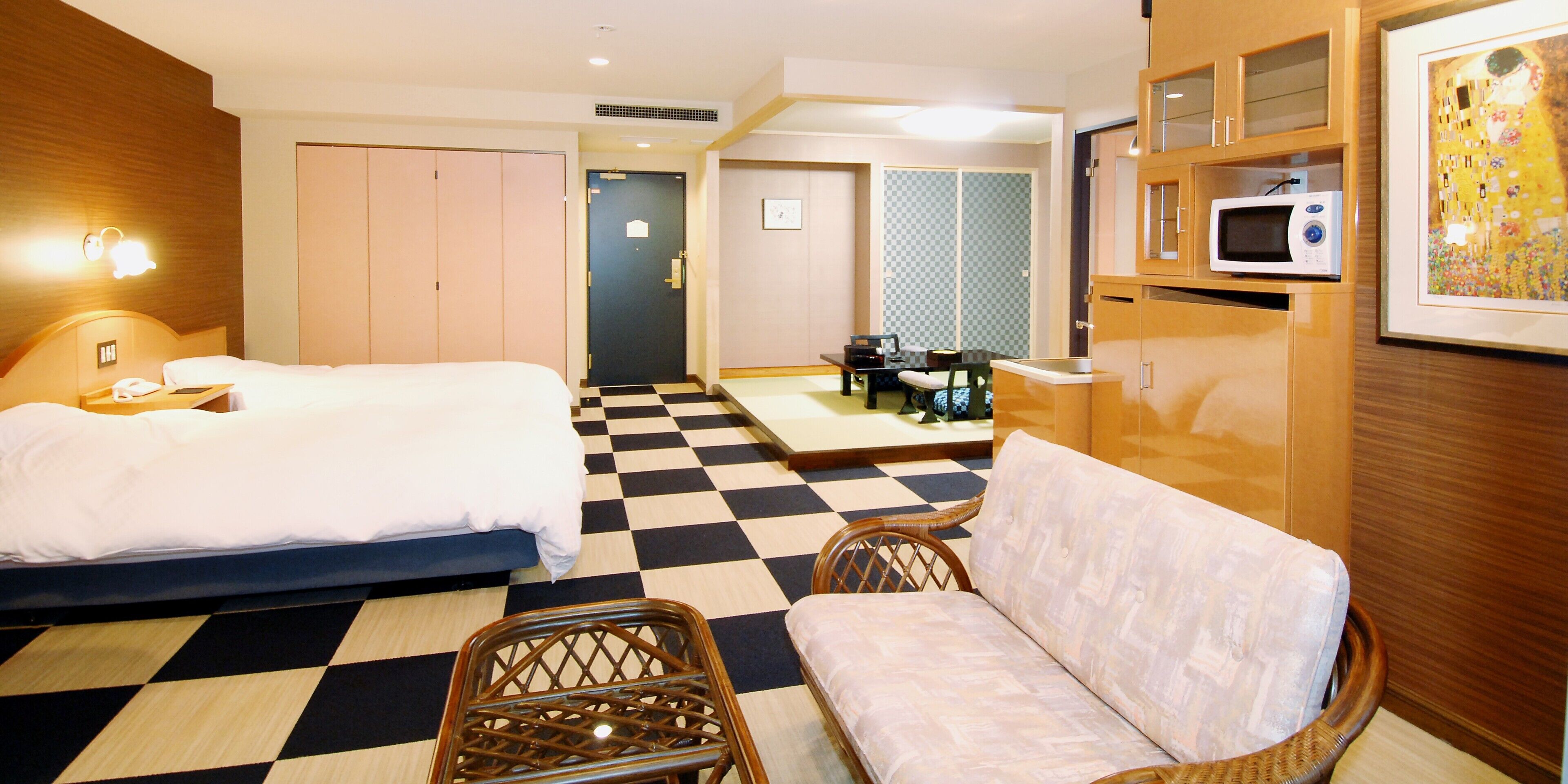 خزنة داخل الغرفة ومكواة/لوح كي وواي فاي مجانًا وملاءات أسرّة