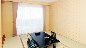 Firemannsrom i japansk stil, fjellutsikt | Safe på rommet, strykejern/-brett, wi-fi (inkludert) og sengetøy