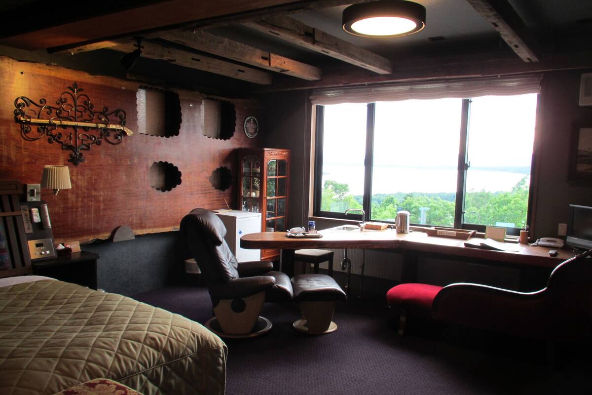 In-room safe, desk, free WiFi