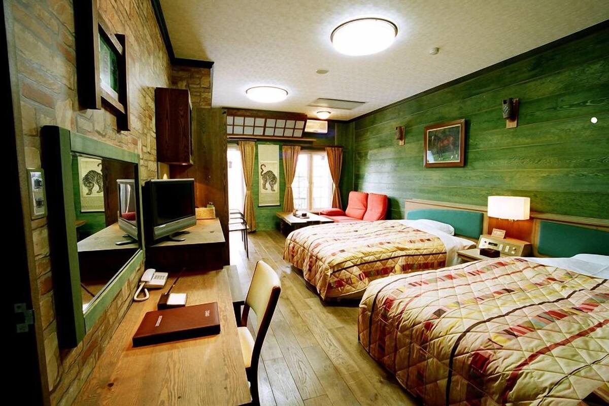 In-room safe, desk, free WiFi