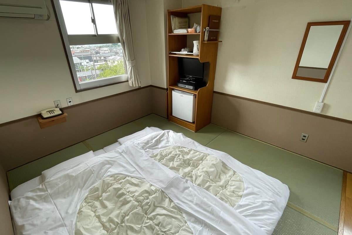 Escritorio, wifi gratis y ropa de cama