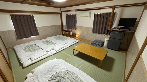 和室 6人部屋 禁煙 | デスク、WiFi (無料)、ベッドシーツ