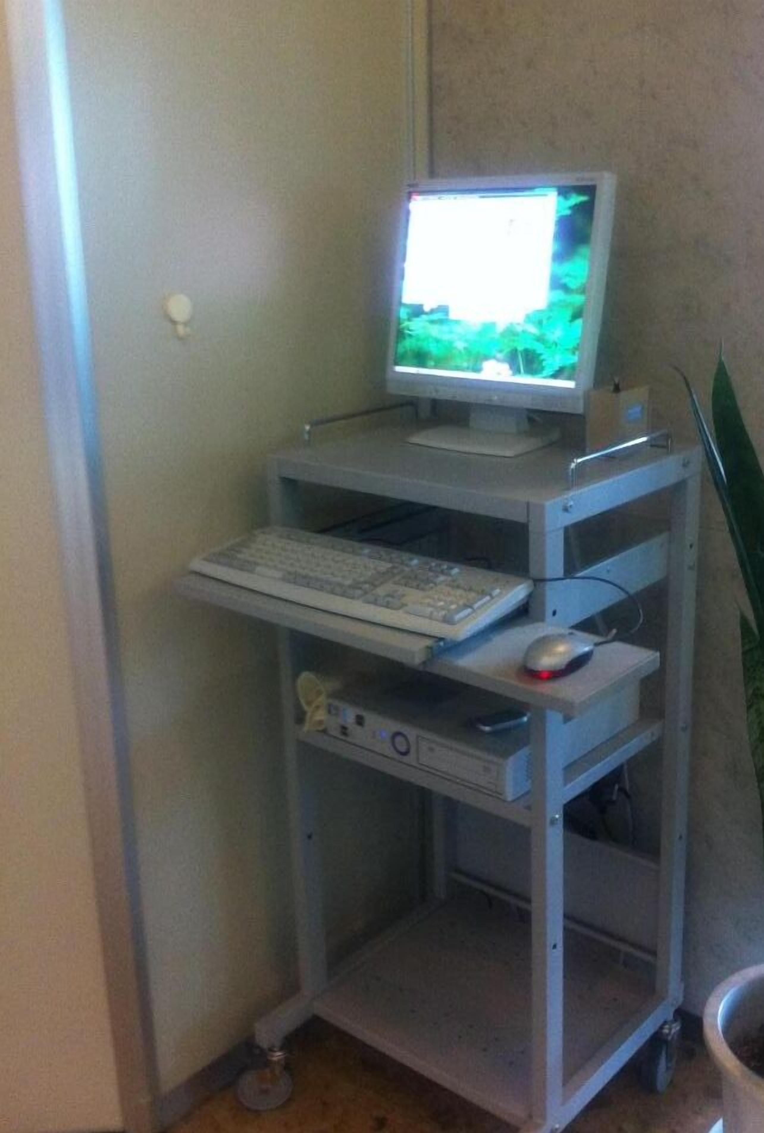 Un escritorio con monitor, teclado y ratón.