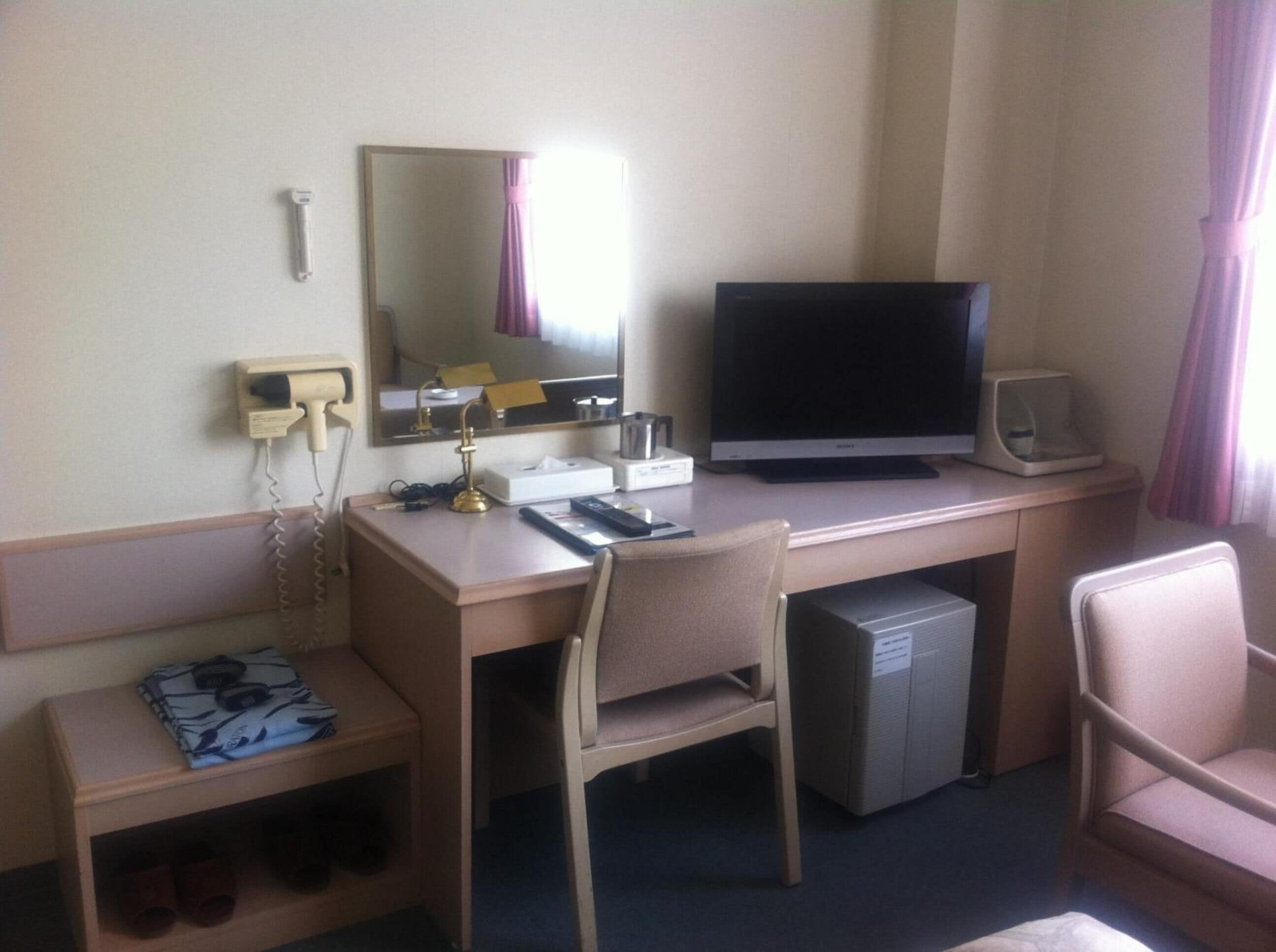 書桌、免費 Wi-Fi、床單