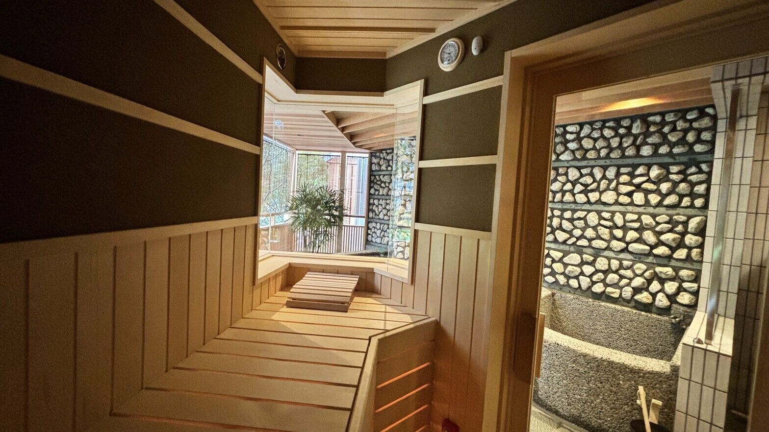 Una escalera de madera que lleva a un balcón con vistas al exterior.