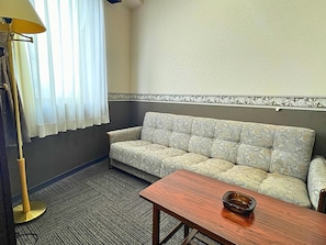 Deluxe Twin Room, City View | 1 bilik tidur, meja, Wi-fi percuma