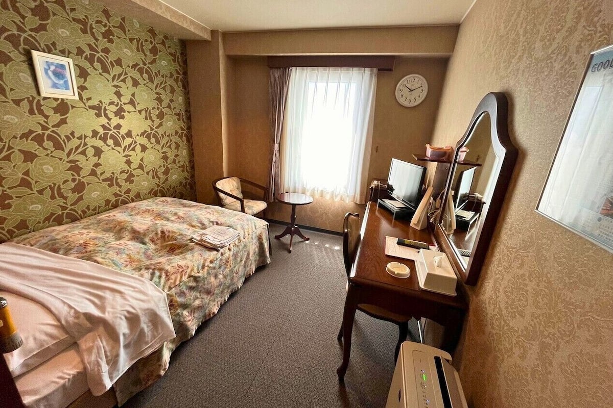 Kamer, 1 twijfelaar, uitzicht op de stad | 1 slaapkamer, een bureau, gratis wifi