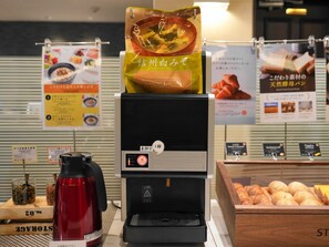 Petit déjeuner complet servi tous les jours en supplément