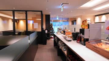 Daily full breakfast (JPY 1000 per person)