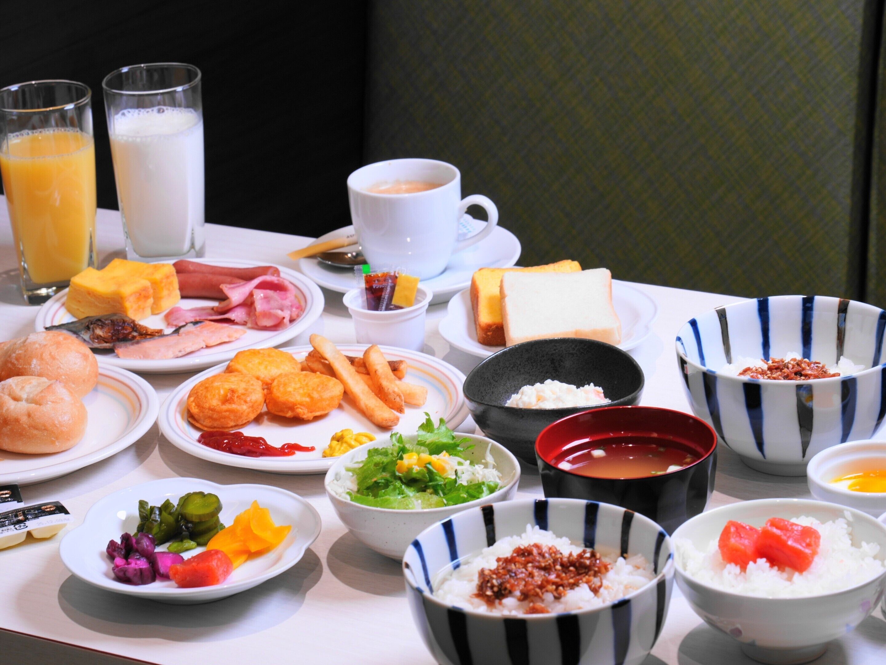 Se ofrece un desayuno completo (1000 JPY por persona)