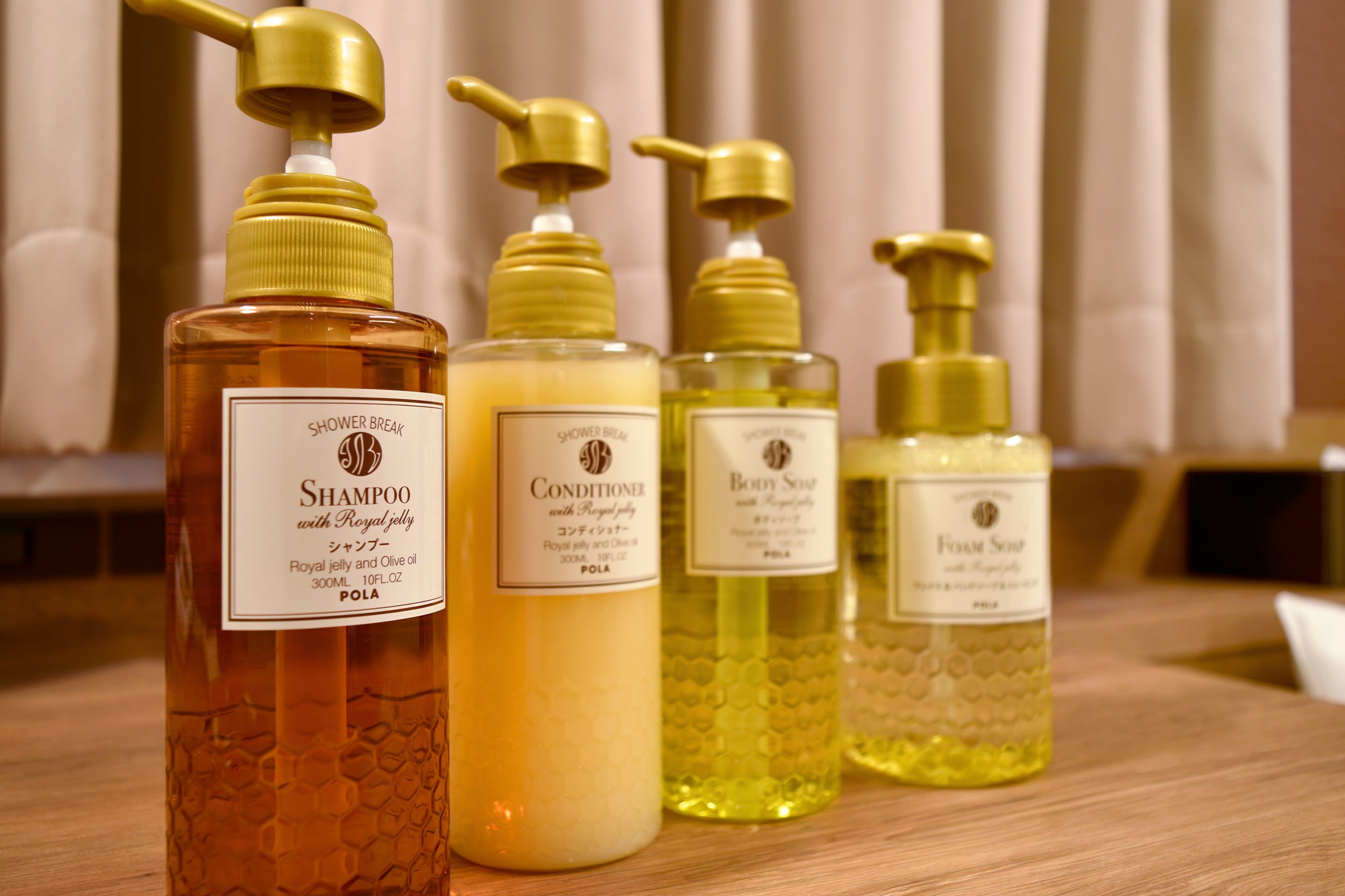 combined shower/bathtub, free toiletries, hair dryer, slippers