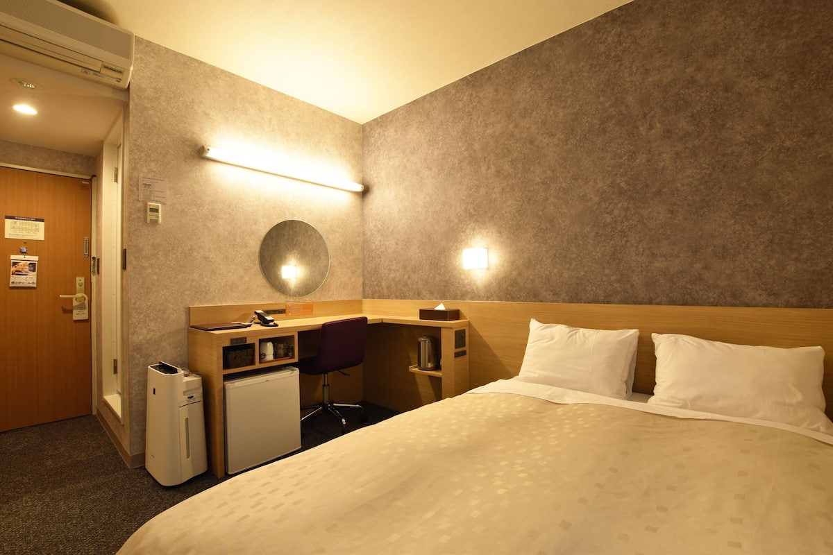 in-room safe, desk, free wifi