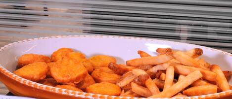 Un bol contenant des aliments, avec des étiquettes indiquant « nuggets » et « frites ».