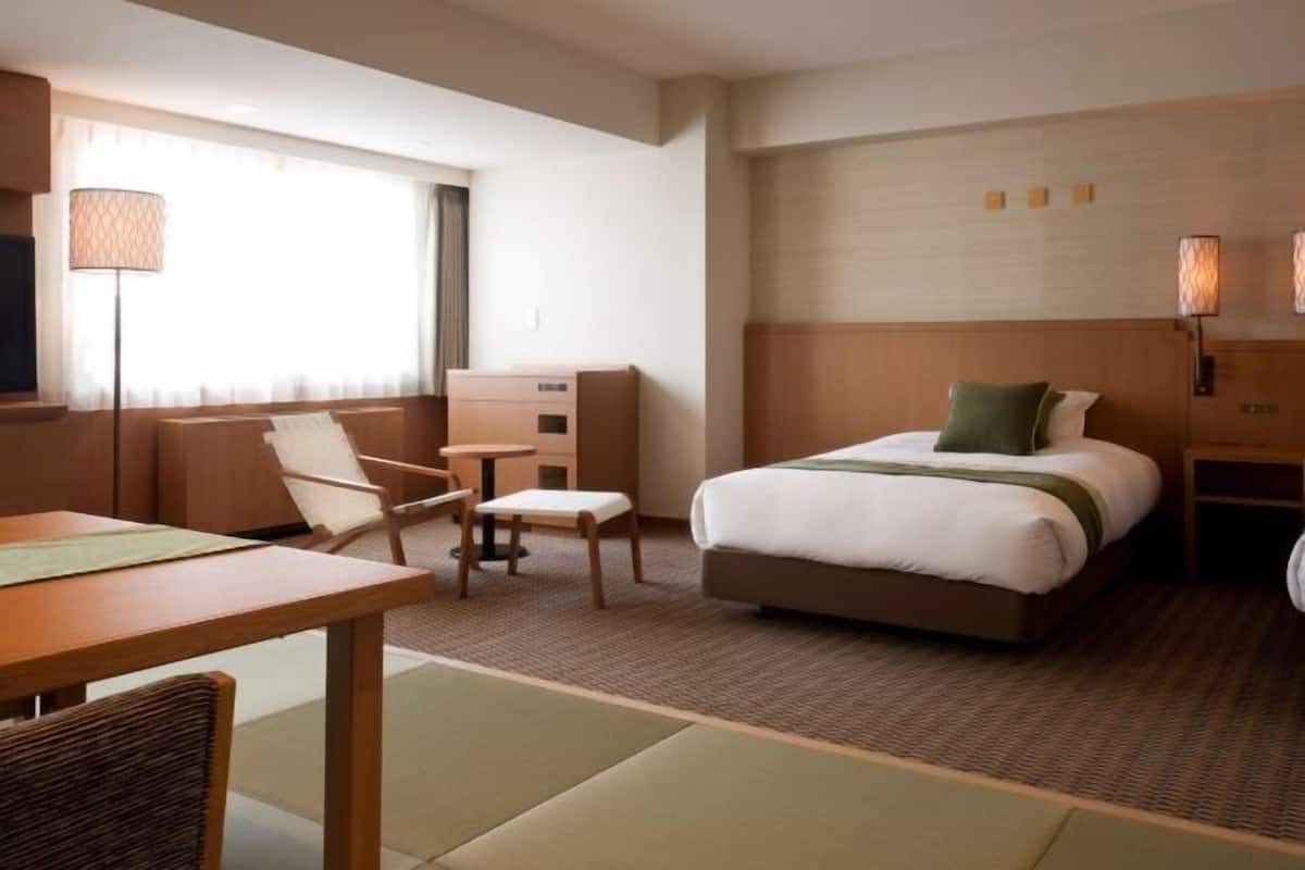 In-room safe, iron/ironing board, bed sheets