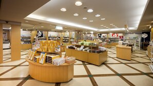 Une grande librairie avec de nombreux rayons et un comptoir central.