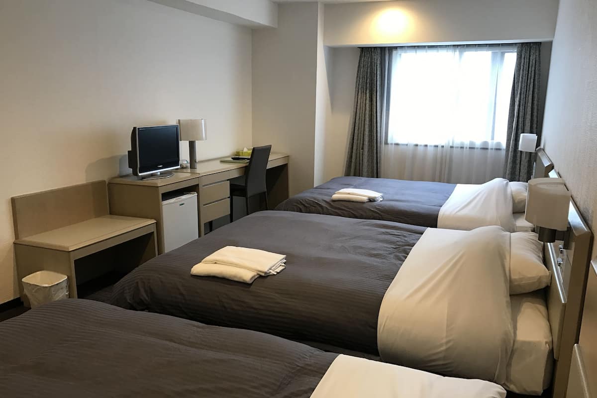 Driepersoonskamer, 3 slaapkamers, niet-roken | Een bureau, gratis wifi