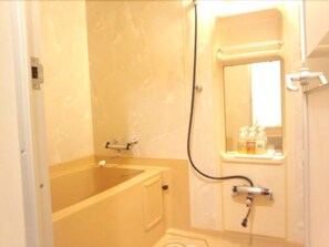 Badeværelse | Kombination af bruser/badekar, dybe badekar, gratis toiletartikler