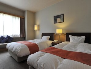 A hotel room with two beds, a sofa, a lamp, and a painting on the wall. - Okunikko Yumoto Onsen Yumoto Itaya (Nikko)