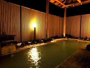 A swimming pool with bamboo walls and a wooden deck. - Okunikko Yumoto Onsen Yumoto Itaya (Nikko)