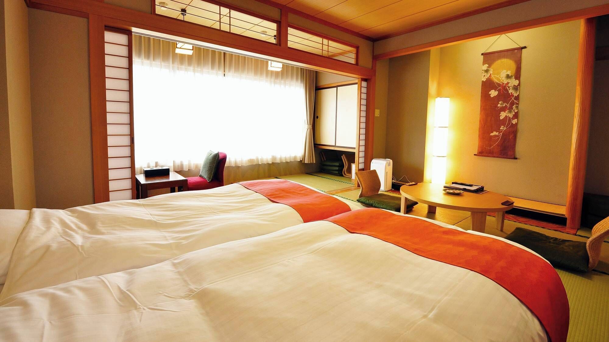 Habitación de hotel con una cama grande, una mesita, una silla y vistas al exterior.