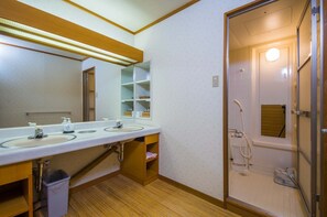 Combined shower/tub, free toiletries, hair dryer, slippers - Tenku no Yado Daikanso (Nanao)