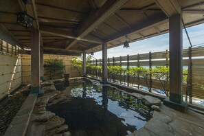 Suối nước nóng