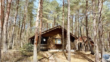 Private Cottage - Log Cabin | Individually furnished, desk, free WiFi, bed sheets