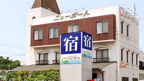 A hotel with a signboard, a balcony, and a sign indicating a no-smoking area. - Business Hotel Newport (Tonosho)