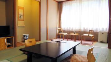 Habitación familiar, para no fumadores (Japanese & Western Style Room) | Caja de seguridad en la habitación y escritorio