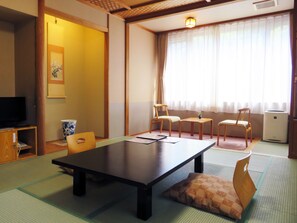 Familienzimmer, Nichtraucher (Japanese & Western Style Room) | Zimmersafe, Schreibtisch, laptopgeeigneter Arbeitsplatz