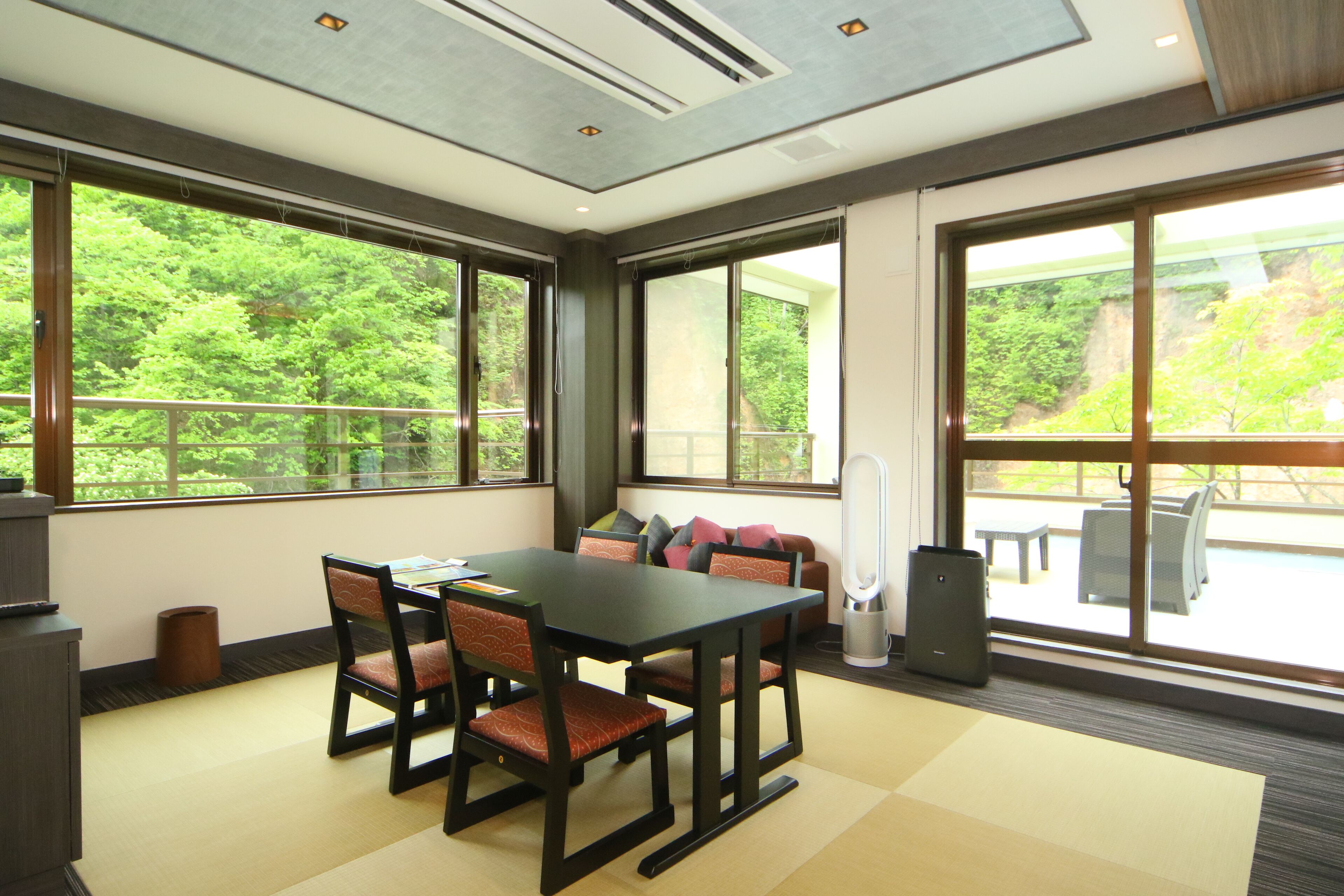 Deluxe Room, Non Smoking | In-room safe, desk, laptop workspace, free WiFi