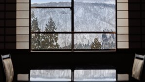 Una ventana muestra un paisaje nevado a través de cuatro paneles.