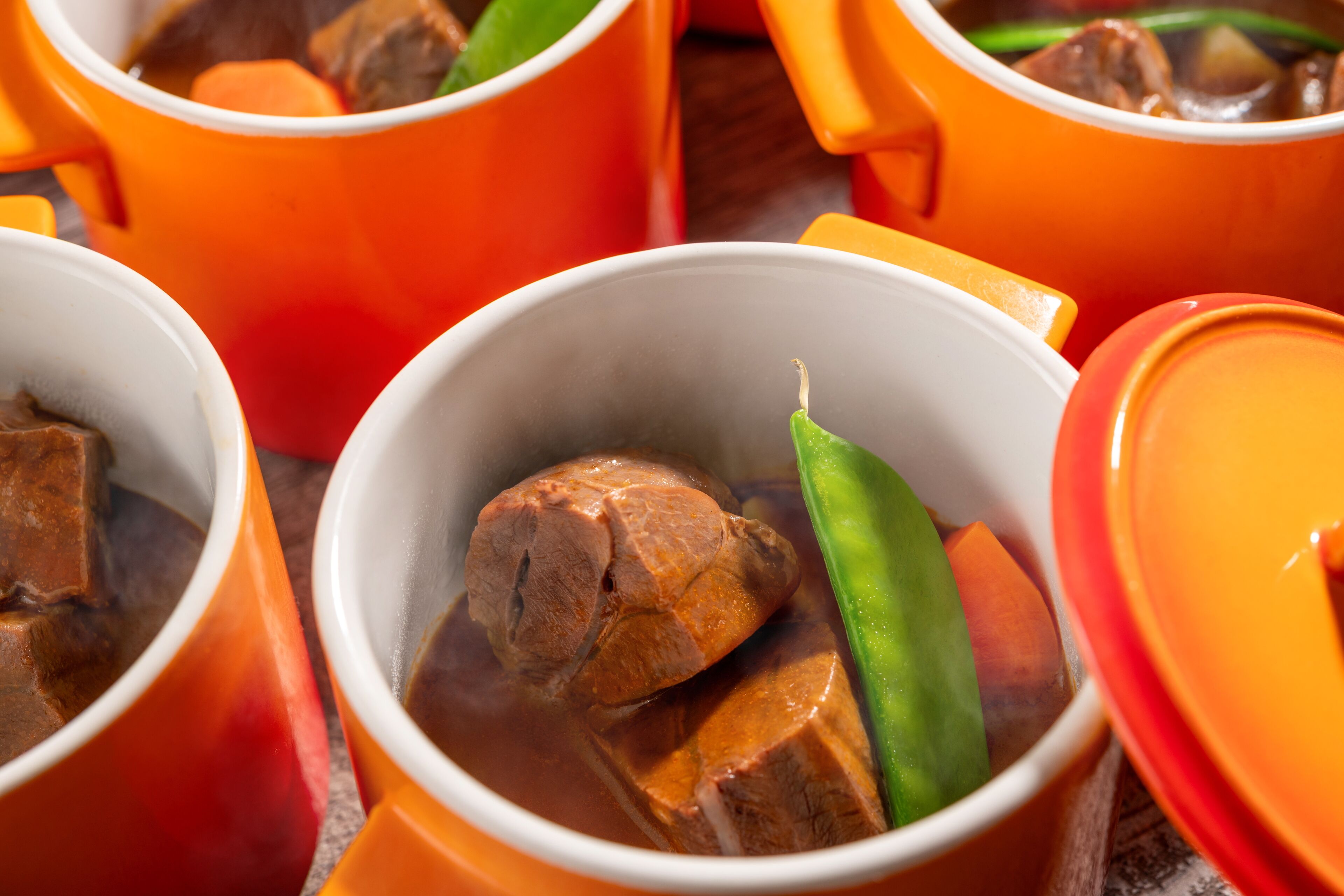 Un gros plan d’un plat composé de viande et de légumes, servi dans un bol.