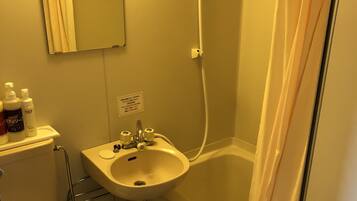 Ensemble douche/baignoire, chaussons, toilettes avec bidet électronique