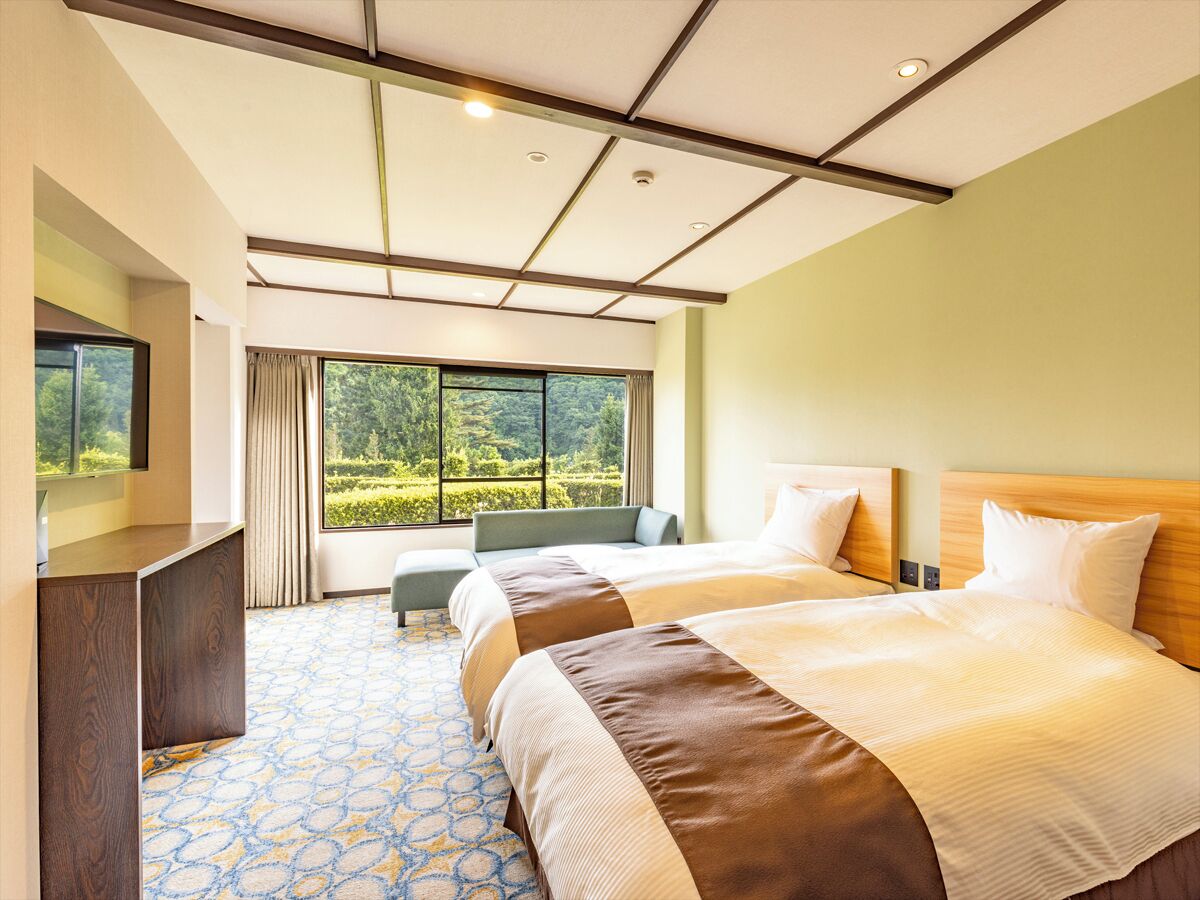 双床房 | 客房内保险箱、办公桌、遮光窗帘、免费 WiFi