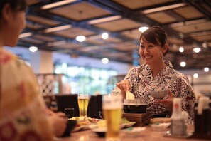 供应午餐和晚餐，日本菜