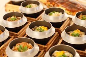 供应午餐和晚餐，日本菜