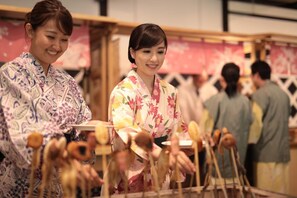 Se sirven comidas, cenas y cocina japonesa 