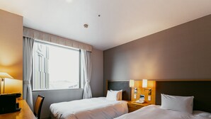 A hotel room with two beds, a desk, and a window with curtains. - Oarks canal park hotel Toyama (Toyama)