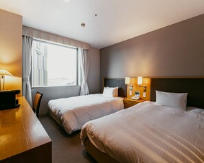 Een kluis op de kamer, een bureau, verduisterende gordijnen