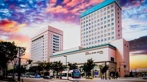 A hotel with a modern design, featuring a prominent building with a large number of windows and a flat roof. - Oarks canal park hotel Toyama (Toyama)