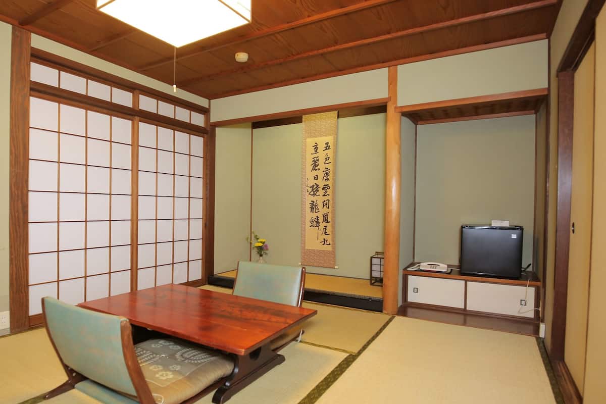 Traditional-Zimmer (Shared Bathroom, Iyama) | Hochwertige Bettwaren, Daunenbettdecken, kostenloses WLAN, Bettwäsche