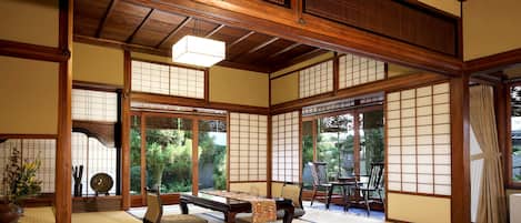 Luxury Room (Japanese-Style, Achi) | In-room dining