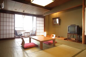 Phòng truyền thống (Japanese Style) | Két bảo mật tại phòng, bàn, phòng cách âm