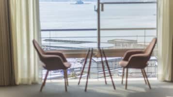 خزنة داخل الغرفة ومكتب وتجهيزات عازلة للصوت وواي فاي مجانًا