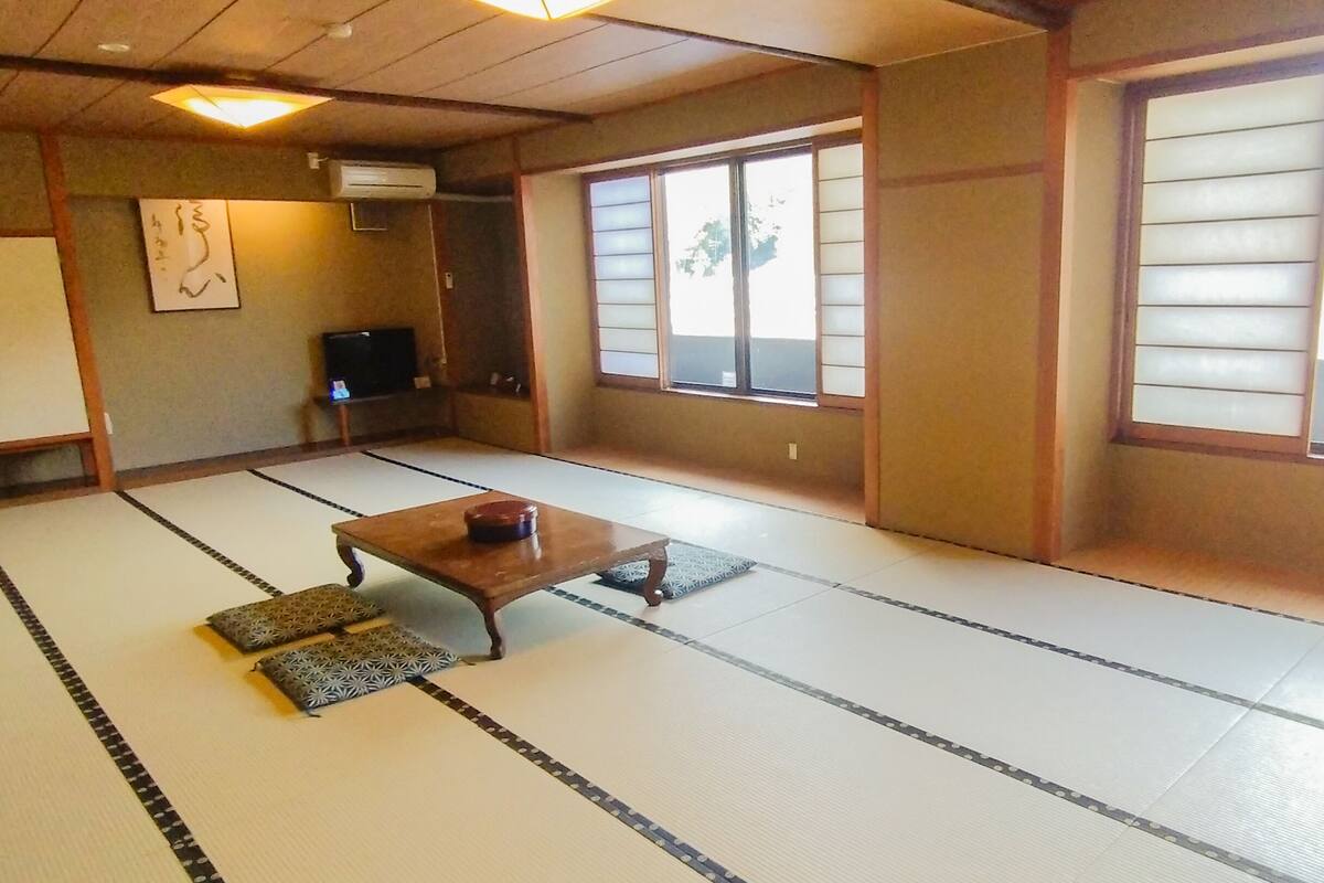 Standard Japanese-Style-Room with 25 Tatami mats - Shared Bathroom - Non-Smoking | 1 habitación y ropa de cama