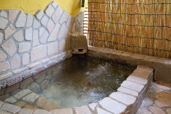 Cottage Tradition (British, Annex) | Salle de bain | Articles de toilette gratuits, sèche-cheveux, chaussons, bidet